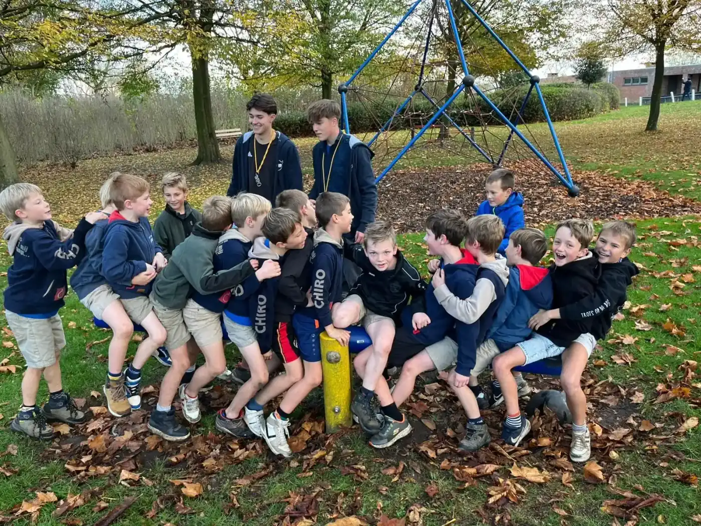 De Chirojongens samen op de schommel