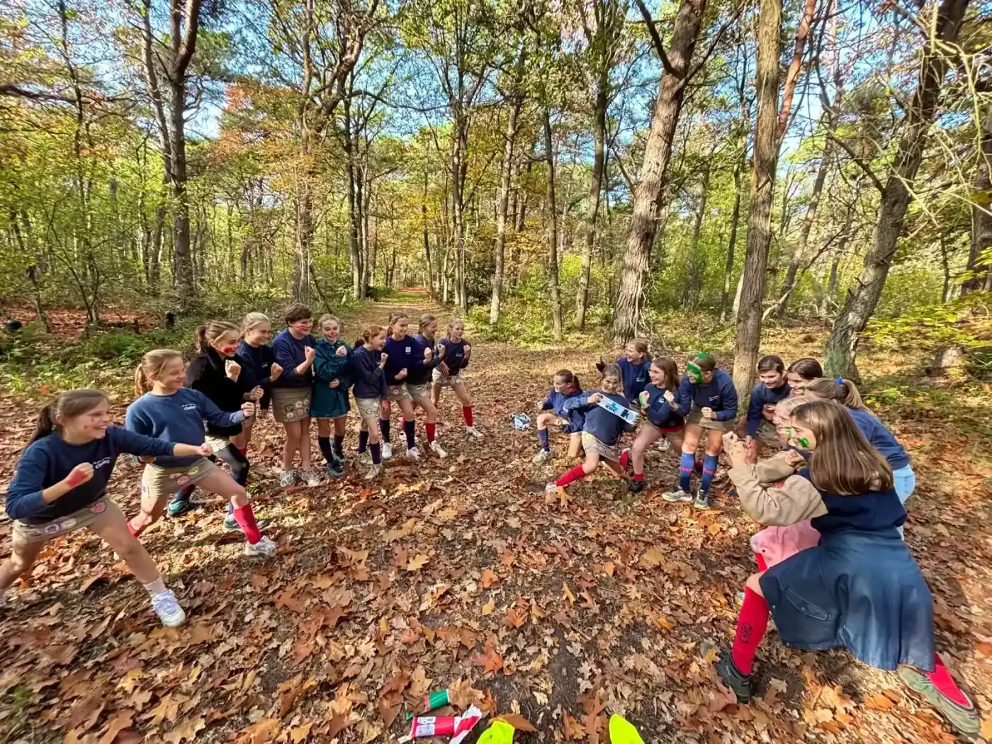 Samen spelen in het herfstbos bij de Chiromeisjes